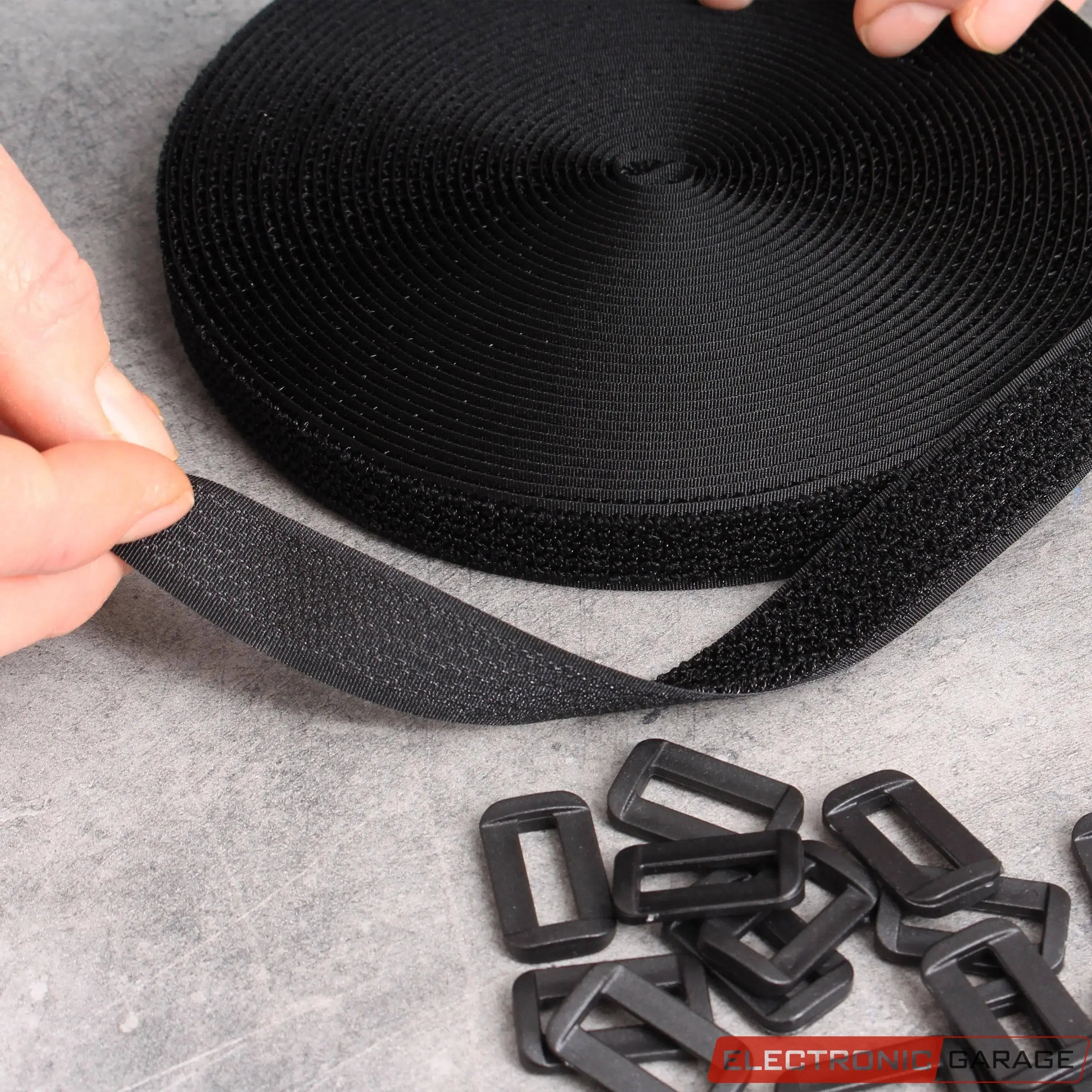 Klett-Band | Länge: 10 m, Breite: 2 cm | Farbe: Schwarz | Inklusive 50 Schnallen - Electronic Garage