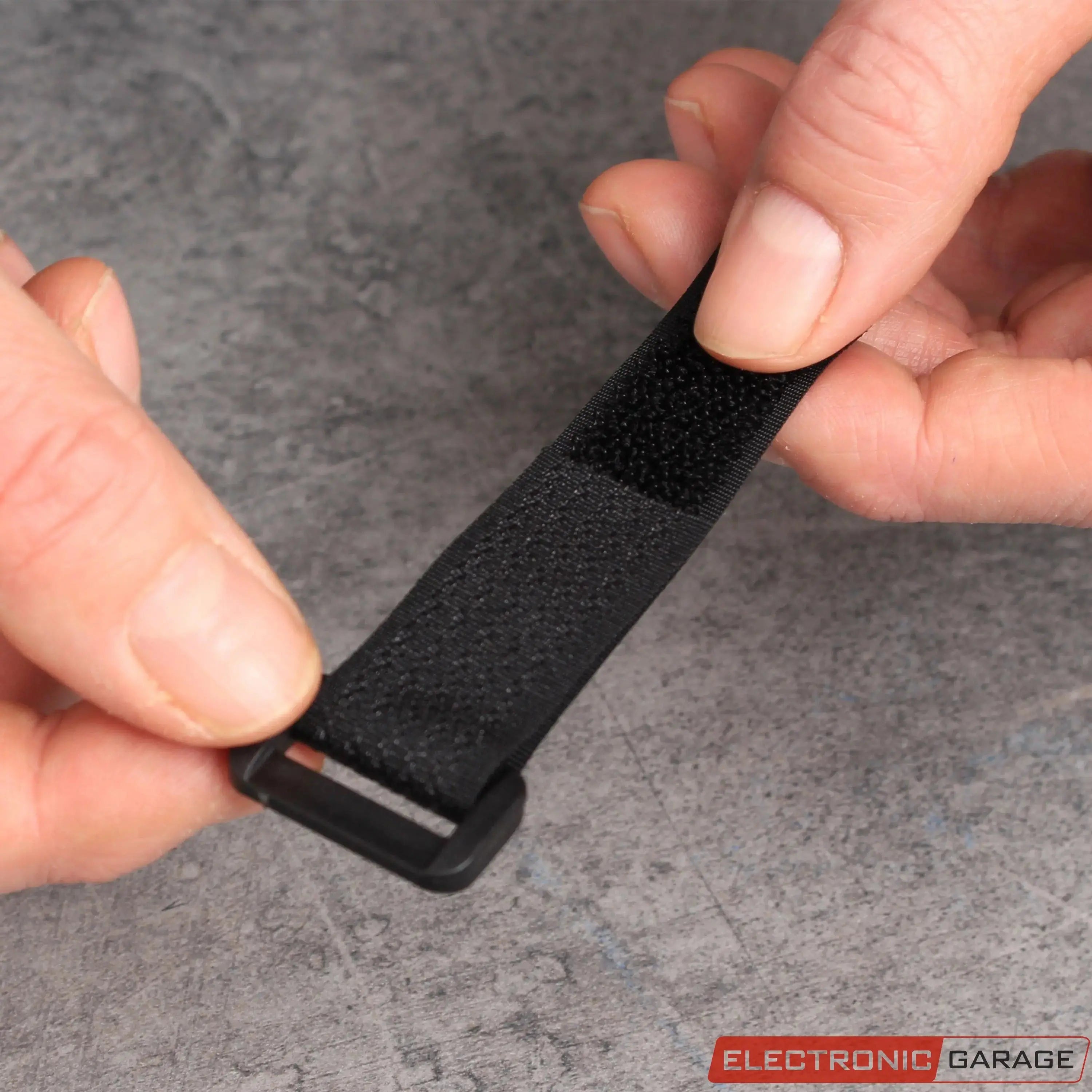 Klett-Band | Länge: 10 m, Breite: 2 cm | Farbe: Schwarz | Inklusive 50 Schnallen - Electronic Garage