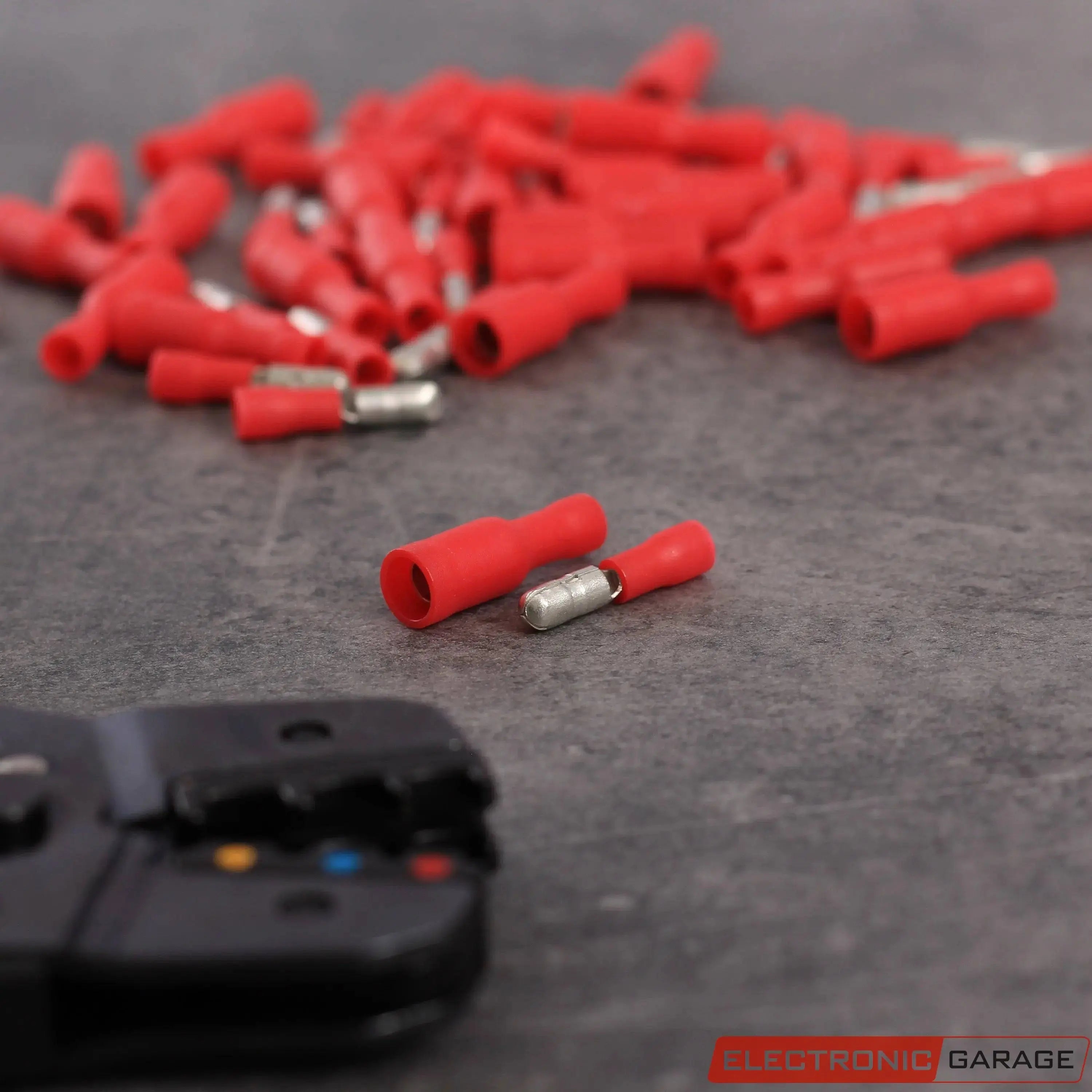 Rundstecker + Hülsen | Steckdurchmesser: 4 mm | Kabelquerschnitt: 0,5 bis 1,5 mm² | Farbe: Rot | 100 Teile - Electronic Garage