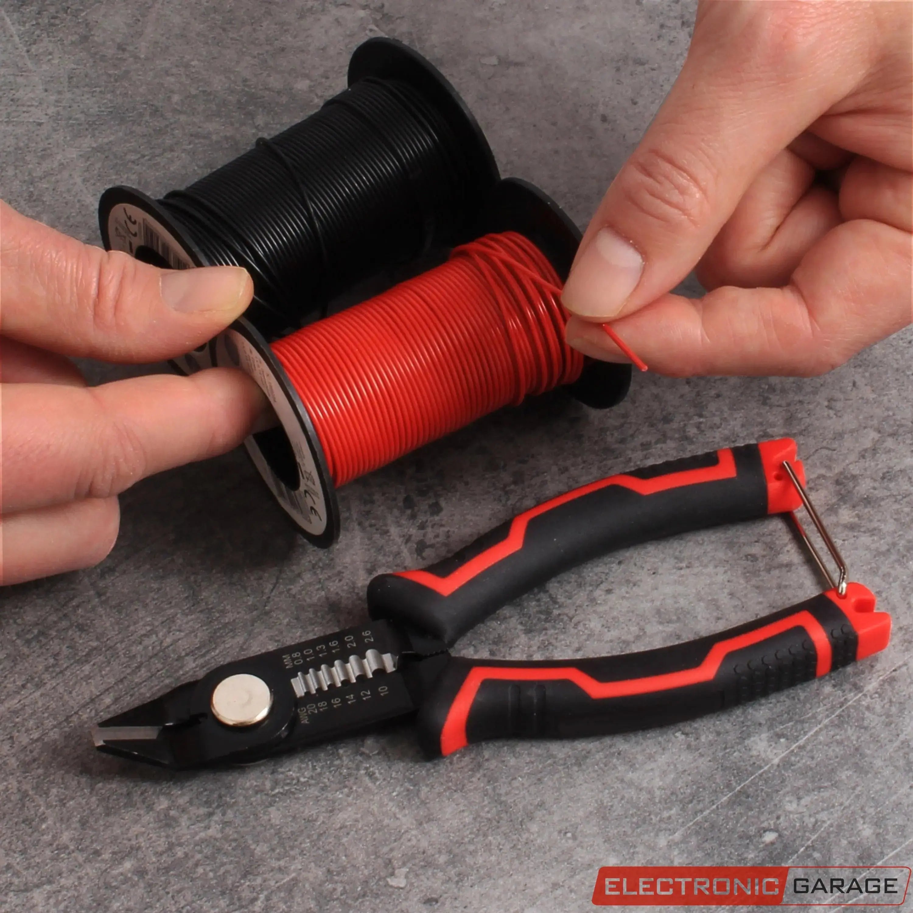 Schaltlitze auf Rolle mit Seitenschneider | Querschnitt: 0,14 mm² | Farbe: Schwarz und Rot | Spuleninhalt: 2 x 50 m - Electronic Garage